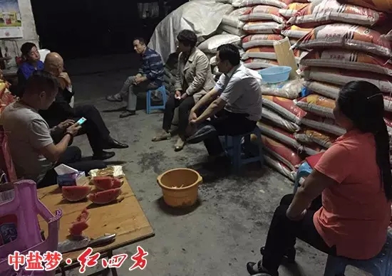 晚上，（右二）中盐桃色视频下载软件股份有限公司副总经理陈勇走访网点，受到客户的欢迎。